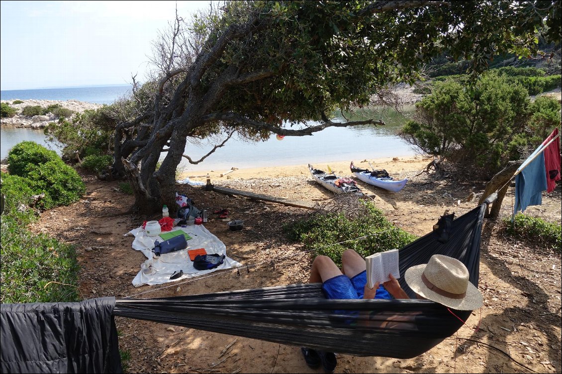Farniente et lecture au bivouac (sud de Cres), c'est aussi ça le voyage kayak !
Photo : Carnets d'Aventures