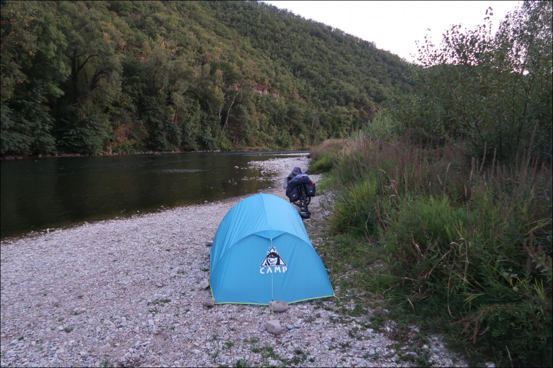 Un des merveilleux bivouac. Ici les bords du Tarn... seule...