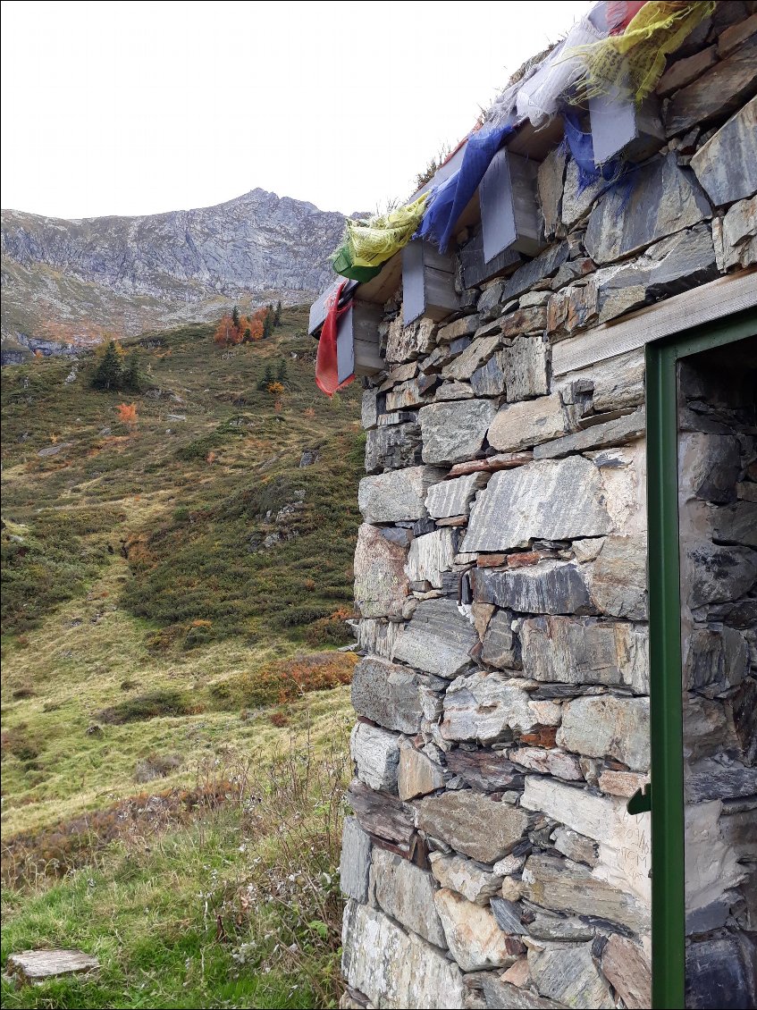 La toute mignonne cabane du plateau de Guzet, dernière nuit sur le gr.