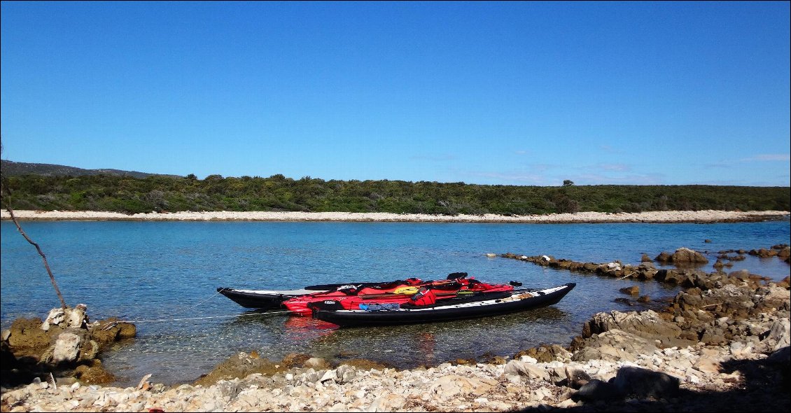 Nous attachons les kayaks dans l'eau. Pour conserver de l'espace pour le bivouac sur l'otok Male Orjule.