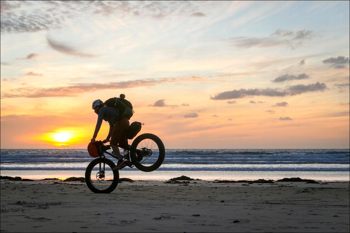 Pourvu des sacoches de bikepacking, le vélo garde toute sa maniabilité :-)