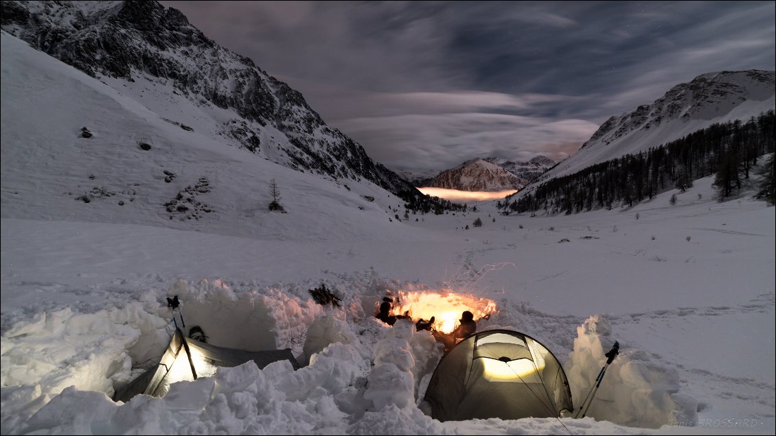 2# Janis BROSSARD.
Au pied du mont Chaberton dans les Alpes du Sud le 26 décembre 2017.
Un bivouac hivernal sur lequel notre feu aura été vraiment indispensable pour oublier le - 15°C  ...
Haaaa la magie de l'hiver !!