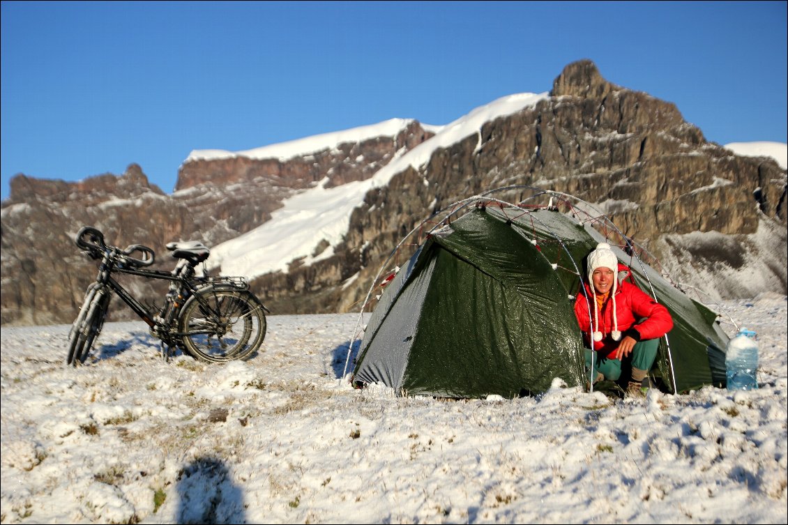 5# Yann HAMON.
Pérou, Parc National du Huascaran.
On se réveille d'une nuit d'insomnie à plus de 4000m où la neige a recouvert la tente et les vélos.
Instant magique que la Cordillera Blanca nous offre.