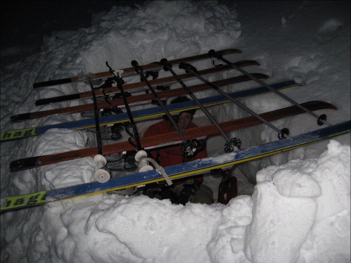 12# Etienne RIGAUD.
Plus de place dans le refuge : entraînement bivouac en trou à neige en Auvergne.