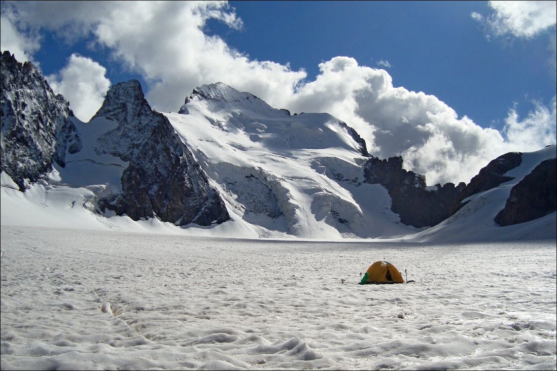 4# Jean POURTIER.
Bivouac la veille d'une ascension de la Barre des Ecrins (que l'on voit au fond).