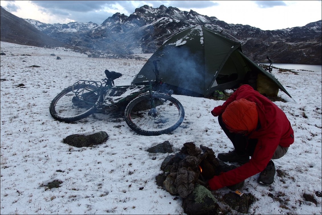 14# Marion CHARLOT.
Pérou. Bivouac sur l’itinéraire vélo de la great divide péruvienne.
Rien de tel qu'un petit feu de bouses séchées pour se réchauffer à 4300 mètres.