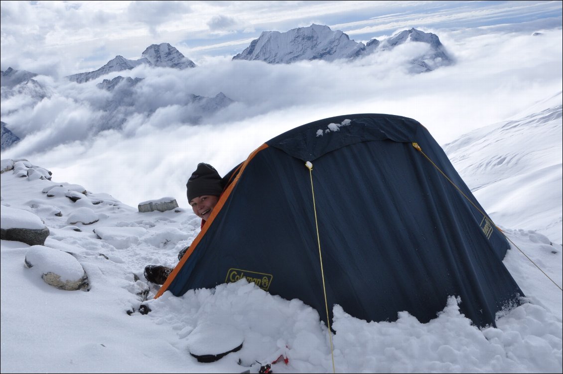 18# Stéphanie et Timothée COISNE.
Bivouac au camp de base du Mera Peak au Népal à 5700 m.
Après 8 jours pour atteindre le camp de base, nous avons eu une tempête de neige pendant la nuit. Nuit durant laquelle nous devions nous lever à 4h00 pour commencer l'ascension jusqu'au sommet (6400m), mais finalement nous avons fini notre nuit à 6 dans une tente de 3, avec nos porteurs et notre guide car notre tente prenait l'eau ! Nous sommes montés dans la matinée jusque 6000m ...
