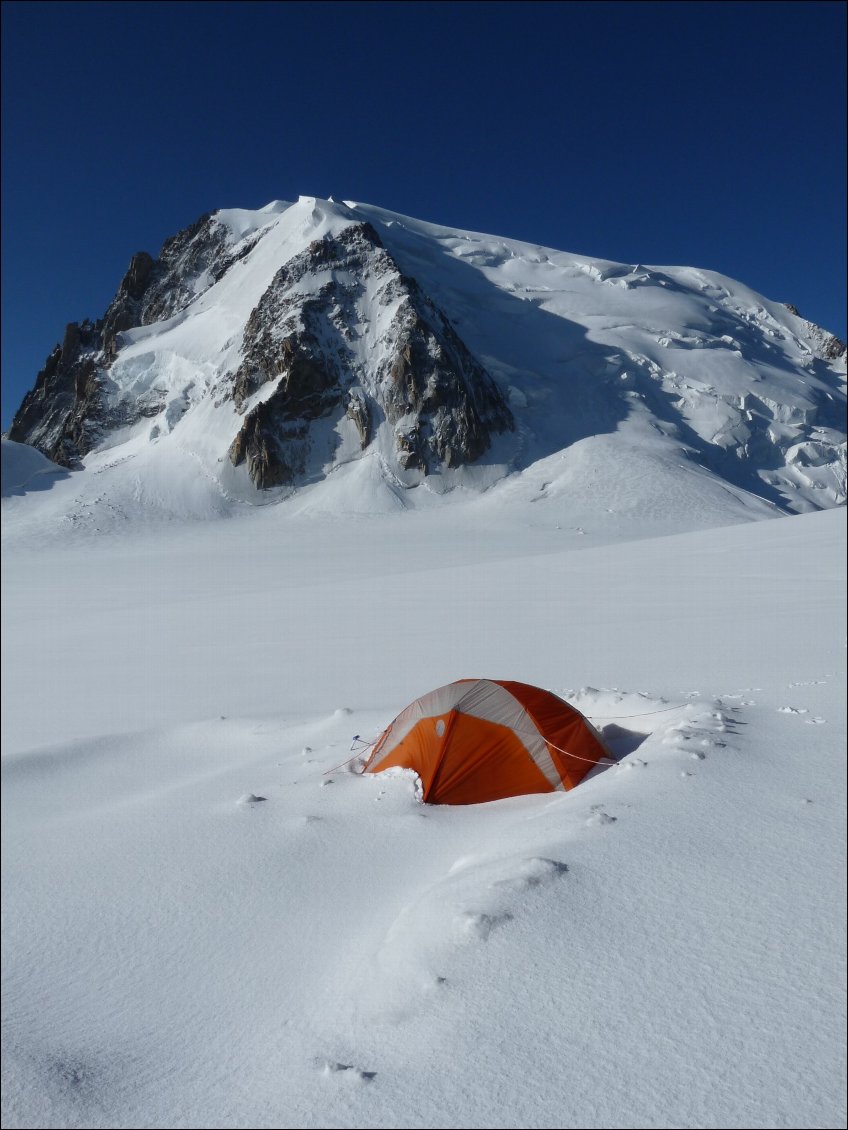 19# Eléa FRANCOIS.
Juillet 2009 à l'occasion d'un projet d'alpinisme dans le massif du Mont-Blanc.
Grand soleil après une nuit tempéteuse au col du Midi, au pied du Tacul.