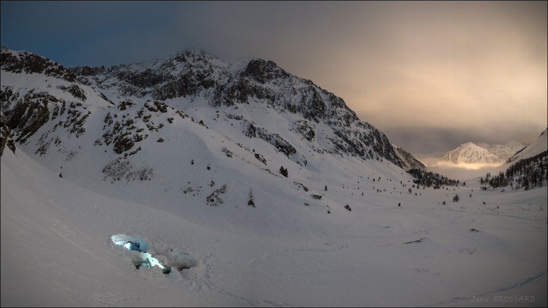 26# Janis BROSSARD.
Au pied du mont Chaberton dans les Alpes du Sud le 26 décembre 2017.
Un bivouac hivernal sur lequel notre feu aura été vraiment indispensable pour oublier les -15°C ...
Haaaa la magie de l'hiver !!