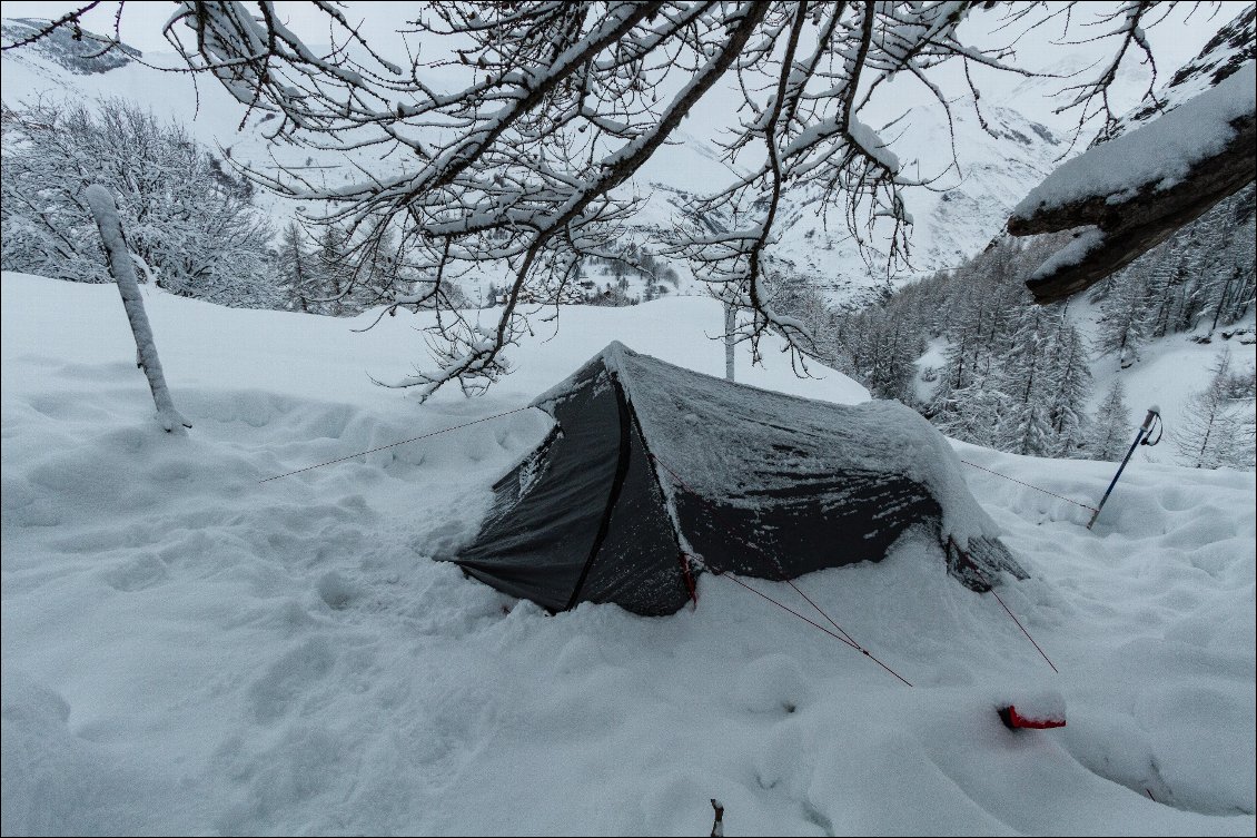 27# Yoann EDEL.
Février 2014. Bivouac dans le domaine hors-piste de la Grave.
Nous passons le week-end là-bas et voulons tester notre matériel en conditions hivernales.
Nous avons été gâtés ! Belle couche de poudreuse le lendemain matin.