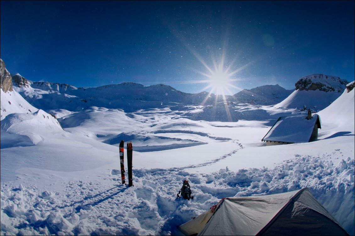 22# Valentin GILLI.
Haute Ubaye, quelque part dans le col de Restefond.
Je suis parti la matinée du 1er janvier dans Restefond avec mes raquettes, et mes skis sur le dos pour essayer mes cadeaux de noël (une tente, un sac de couchage et un matelas).
Au final, j'ai passé la nuit du 1 au 2 Janvier à côté du lac des Eissaupres, une nuit venteuse et froide, mais un pur régal le lendemain matin quand il a fallu redescendre à skis avec les 15cm de neige fraîche tombée pendant la nuit.