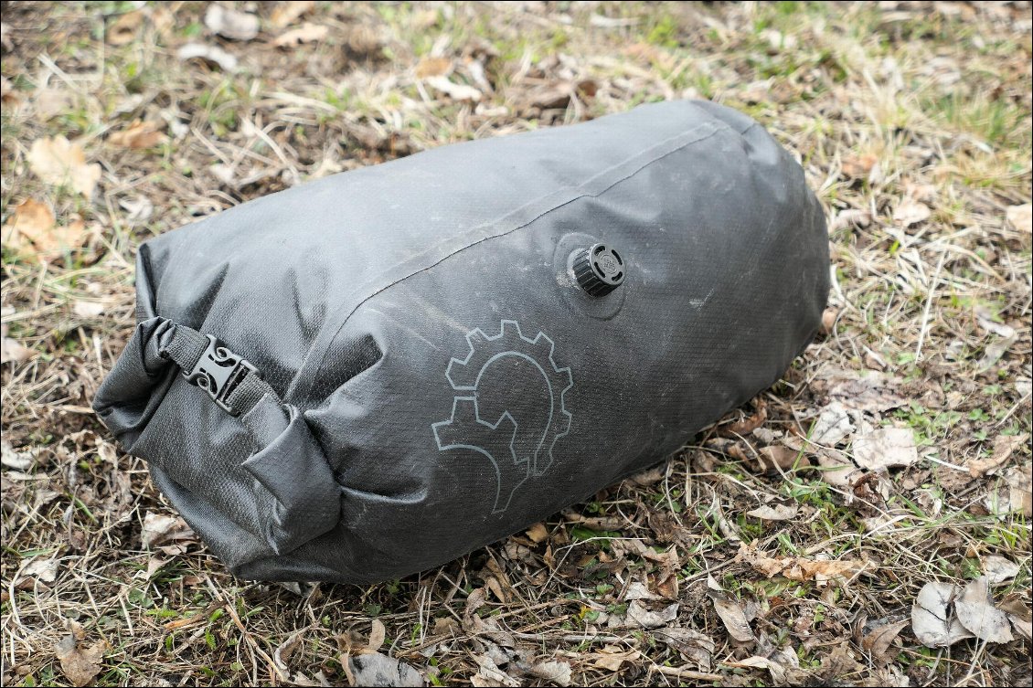 Le sac amovible, avec une valve pour faciliter la compression.