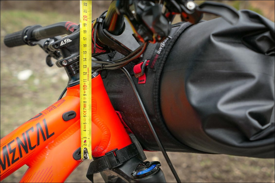 Seule la fixation du bas peut-être ajustée en hauteur, selon la morphologie du vélo. Une pièce en mousse permet de protéger le cadre.