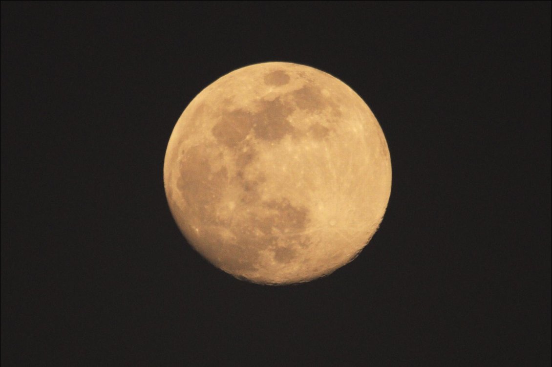 Pleine Lune, presque à portée de la main, visible sur l’eau au milieu de l’océan Indien.
Photo : Sylvain Mariette