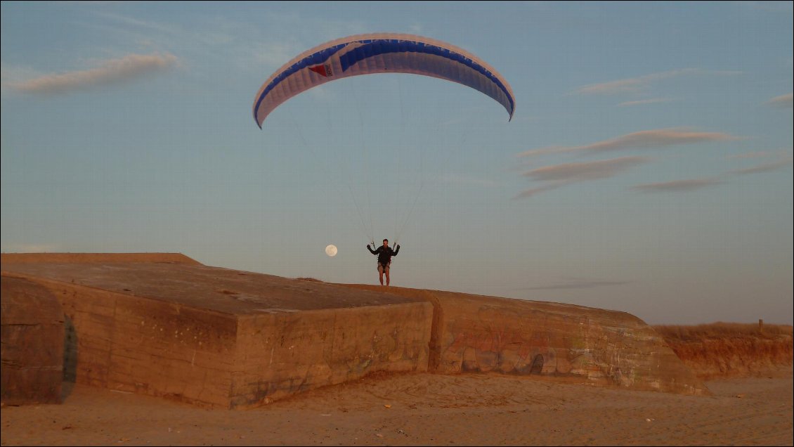 Gonflage parapente sur la dune de Gâvres (56), sous l’œil protecteur de la Lune.
Photo : Sylvain Mariette