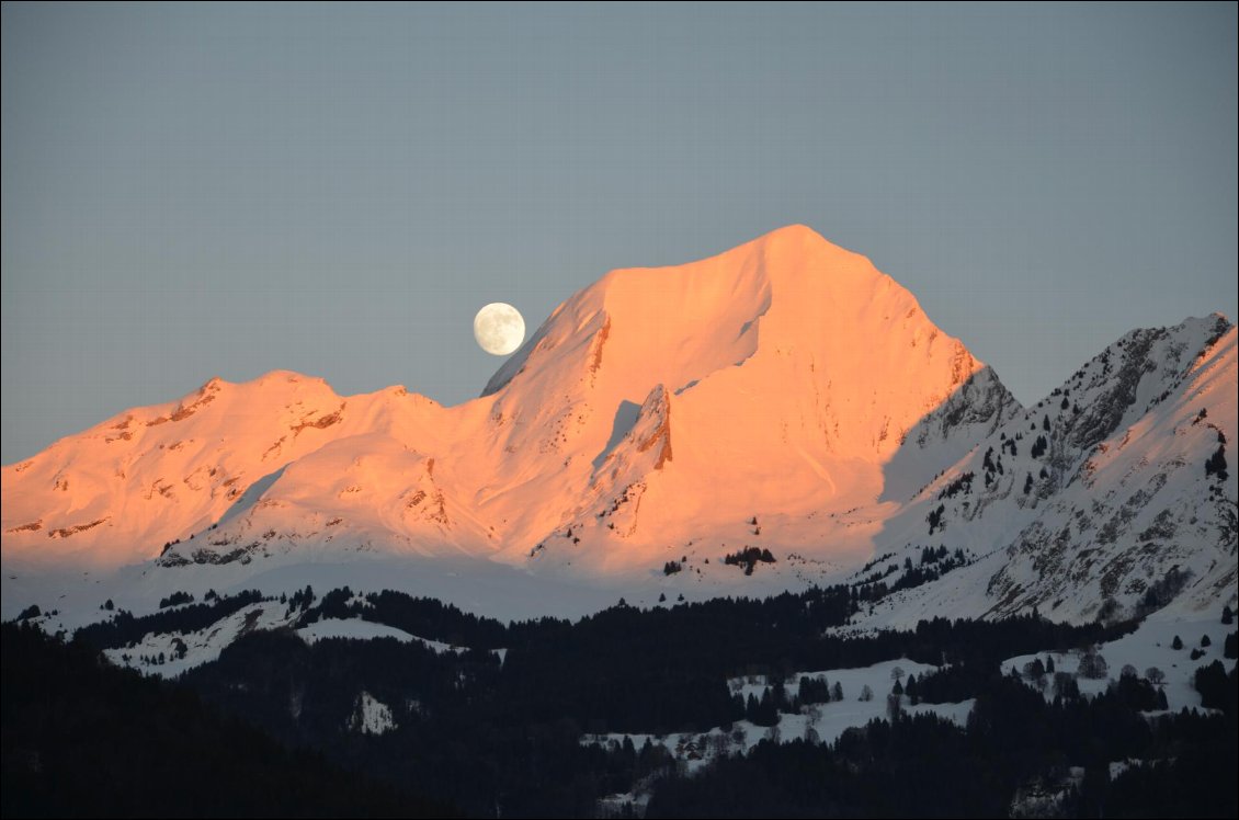 Lever de Lune aux lueurs du coucher de soleil sur le mont Charvin (74). Photo prise le 31/12/2017 à 17h23.
Photo : Jean Louis Guyonnaud