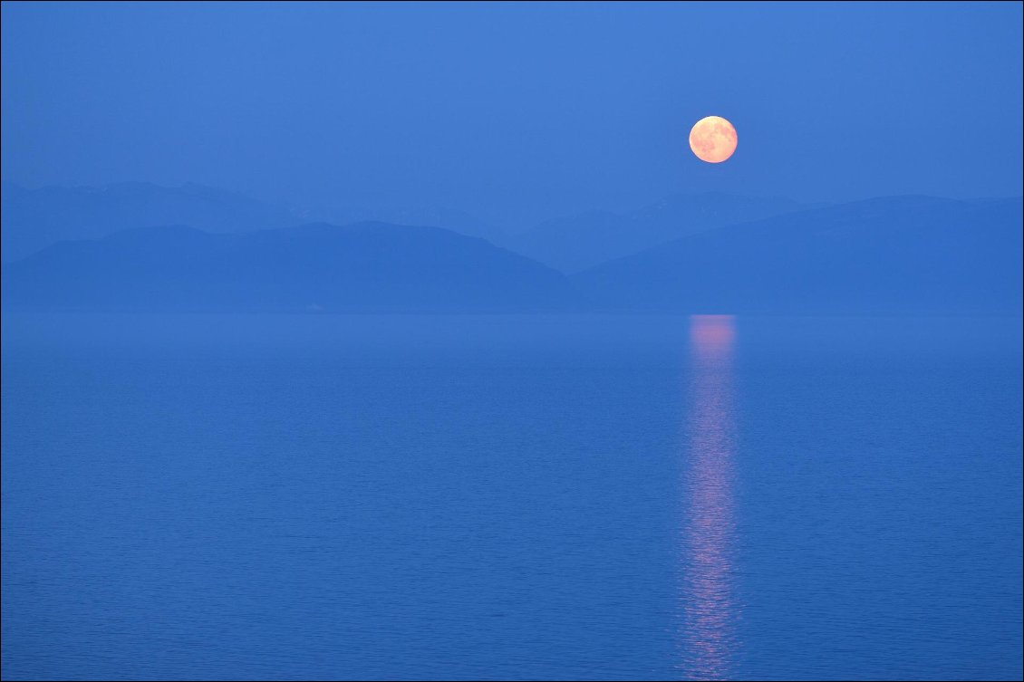 Lever de Lune sur le lac Baïkal lors d'une balade à vtt en Russie.
Photo : Guillaume Hermant, voir son site