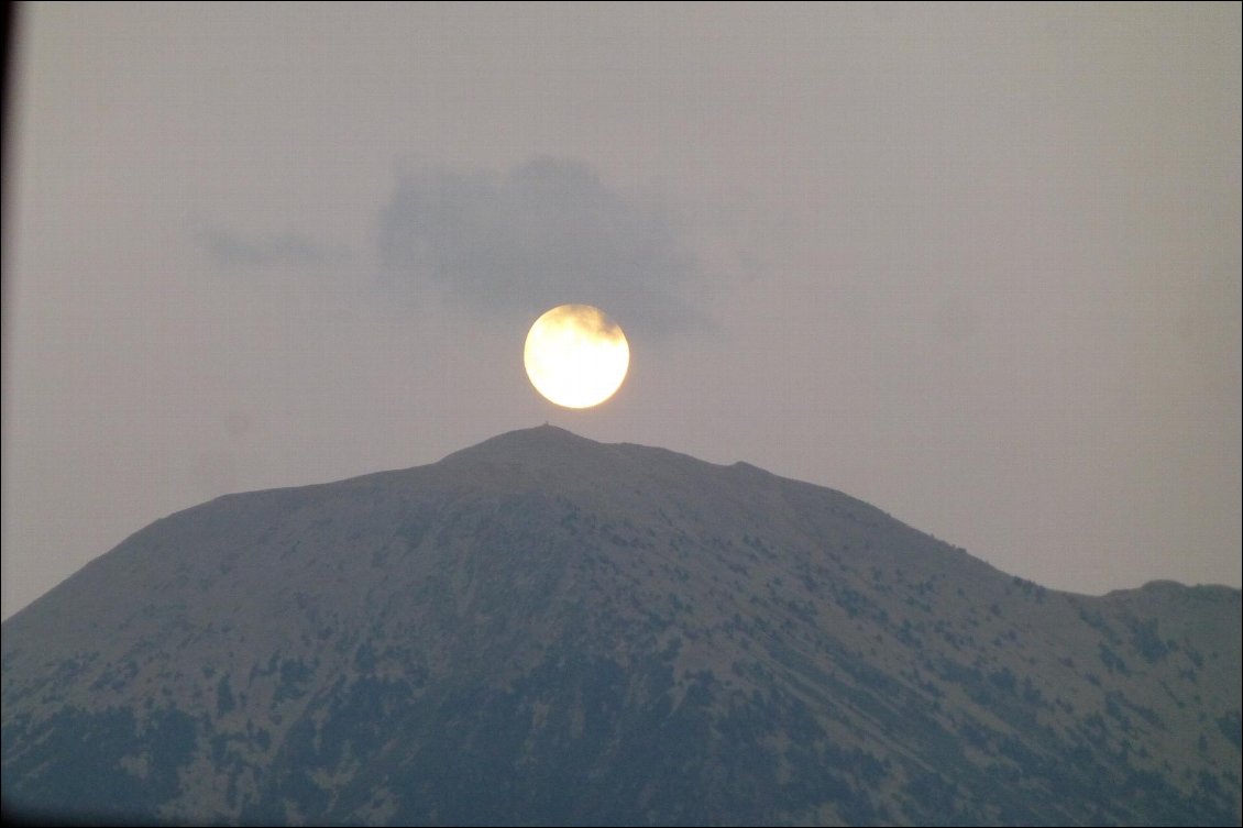 Lever de Lune sur le pic de les Nou Fonts (2851m), dans les Pyrénées Orientales (à l'est de Mont-Louis) août 2017.
30 secondes avant, la Lune était juste sur le petit pic..
Photo prise lors d'une itinérance à vélo (ma première, une réussite !) entre les Alpes et le pays Basque, voir le carnet sur Mytrip !
Photo : Patrick Guignier