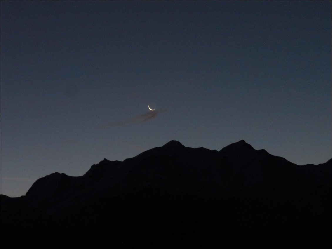 Photo prise de Sallanches (Haute-Savoie) avec vue sur le mont Blanc et l'aiguille du Midi. Ce sont toujours des moments magiques le matin ou le soir de voir la Lune se lever avec un tel paysage !
Photo : Anne Borreill