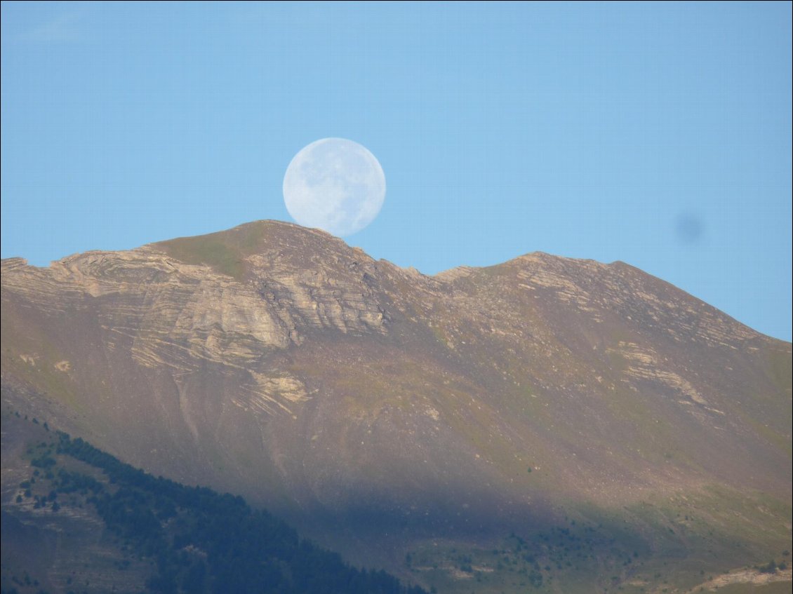 La super Lune du 8 septembre 2014 fait une pause sur les crêtes de Fouran dans les Hautes-Alpes.
Photo : Olivia Lavictoire