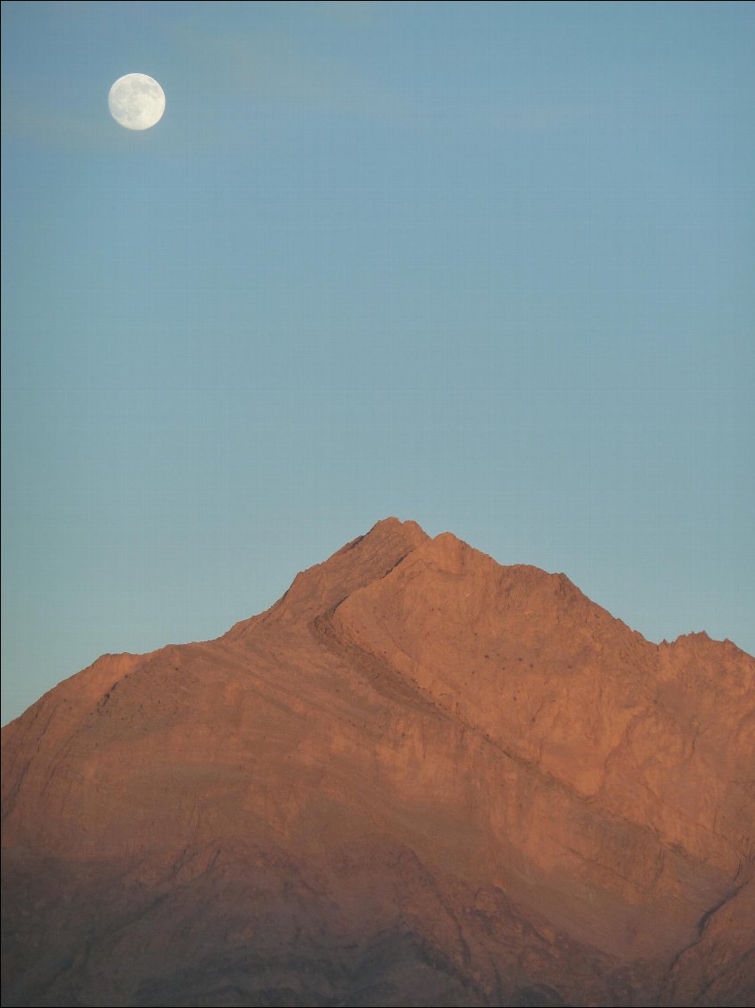 Coucher du soleil sur les montagne afghanes, qui laisse doucement place à la lune.
Photo : Sylvain Mariette