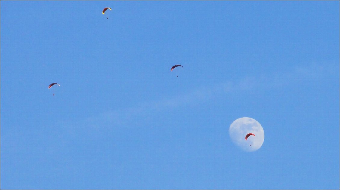 Parapentistes profitant d'un beau vol de début de soirée au-dessus de la Tournette (près du lac d'Annecy) sur fond de lune gibbeuse croissante.
Photos : Carnets d'Aventures