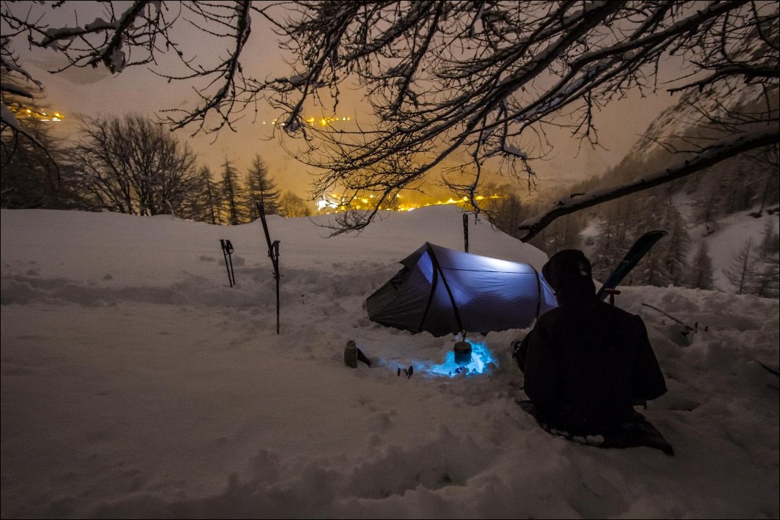 15# Yoann EDEL.
La Grave – Février 2014.
Bivouac dans le domaine hors-piste de la Grave. Nous passions le week-end là-bas et voulions tester notre matériel en conditions hivernales. Nous avons été gâtés ! Belle couche de poudreuse le lendemain matin.