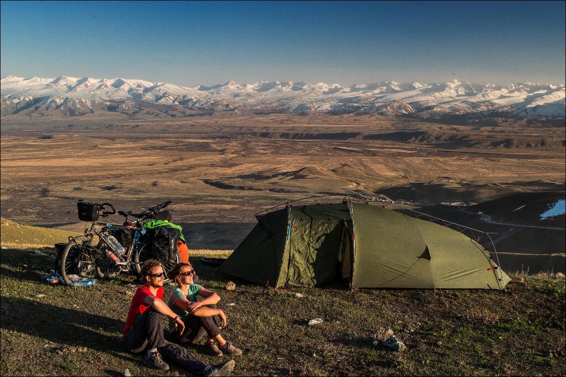 1# Yann HAMON.
Kirghizstan, avril 2016. Sous le premier col entre Bishkek et Toktogul
Nous avons quitté la veille de ce col nos chers warmshowers à Bichkek. On a encore dans les jambes toutes les chachliks, ces délicieuses brochettes de moutons qu'on a mangées toute la semaine en attendant nos visas. On domine la vallée avec une vue comme on les aime.