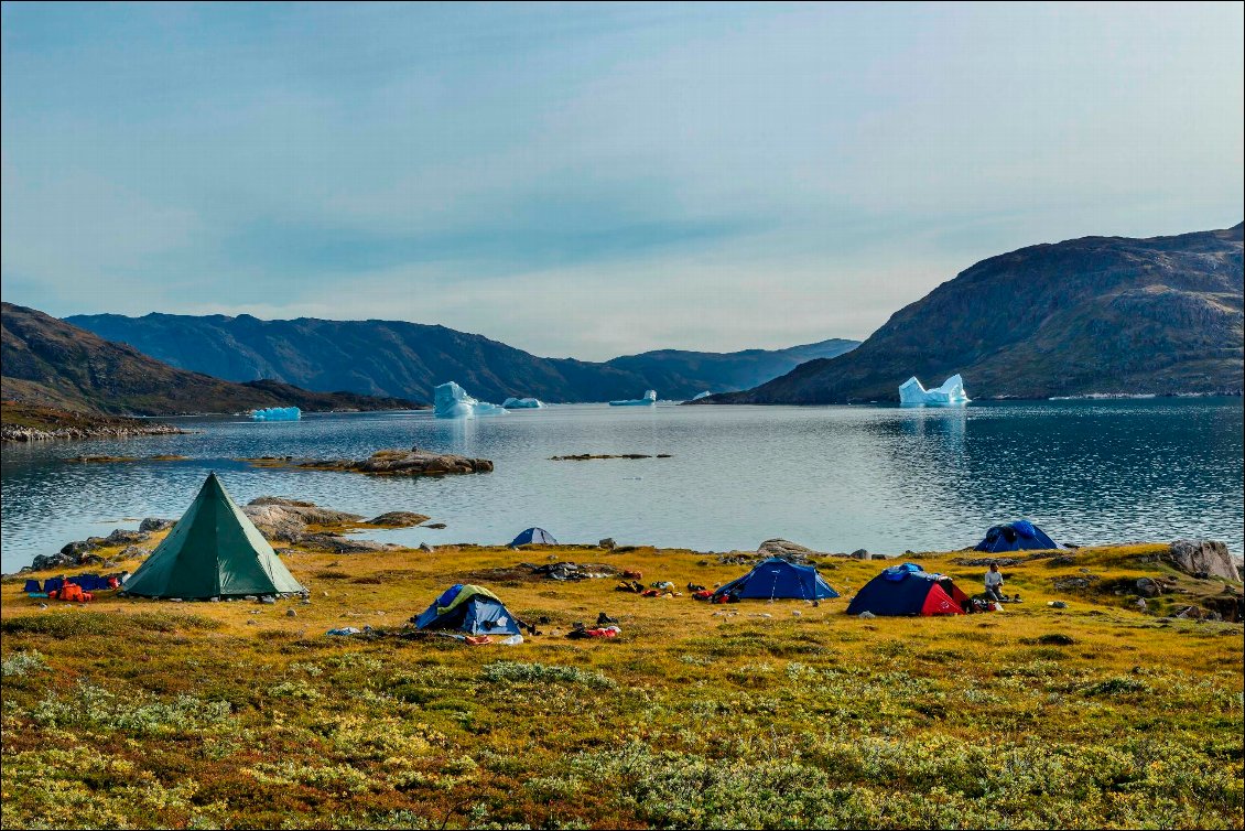 6# Martine VANDENBROUCKE.
Itinérance en kayak au Groenland.
Bivouac face aux icebergs.