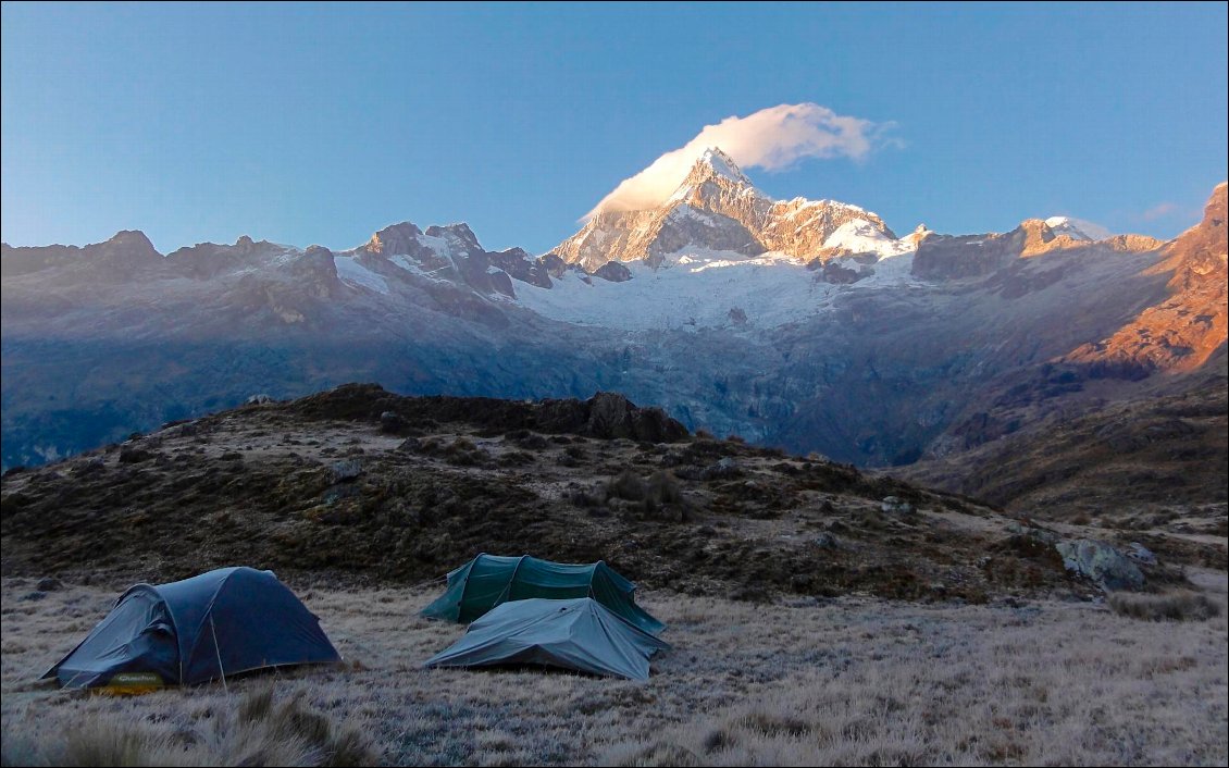 7# Marie SANSONETTI.
Cordillère Blanche, 4420m d'altitude, Pérou, lever de soleil en face du Huascaran, plus haut sommet du Pérou. Nuit de repos après la difficile ascension du col au-dessus de la lagune de Llanganuco. Il fait très froid ! On attend que le soleil dégèle les tentes en admirant ce sublime spectacle.