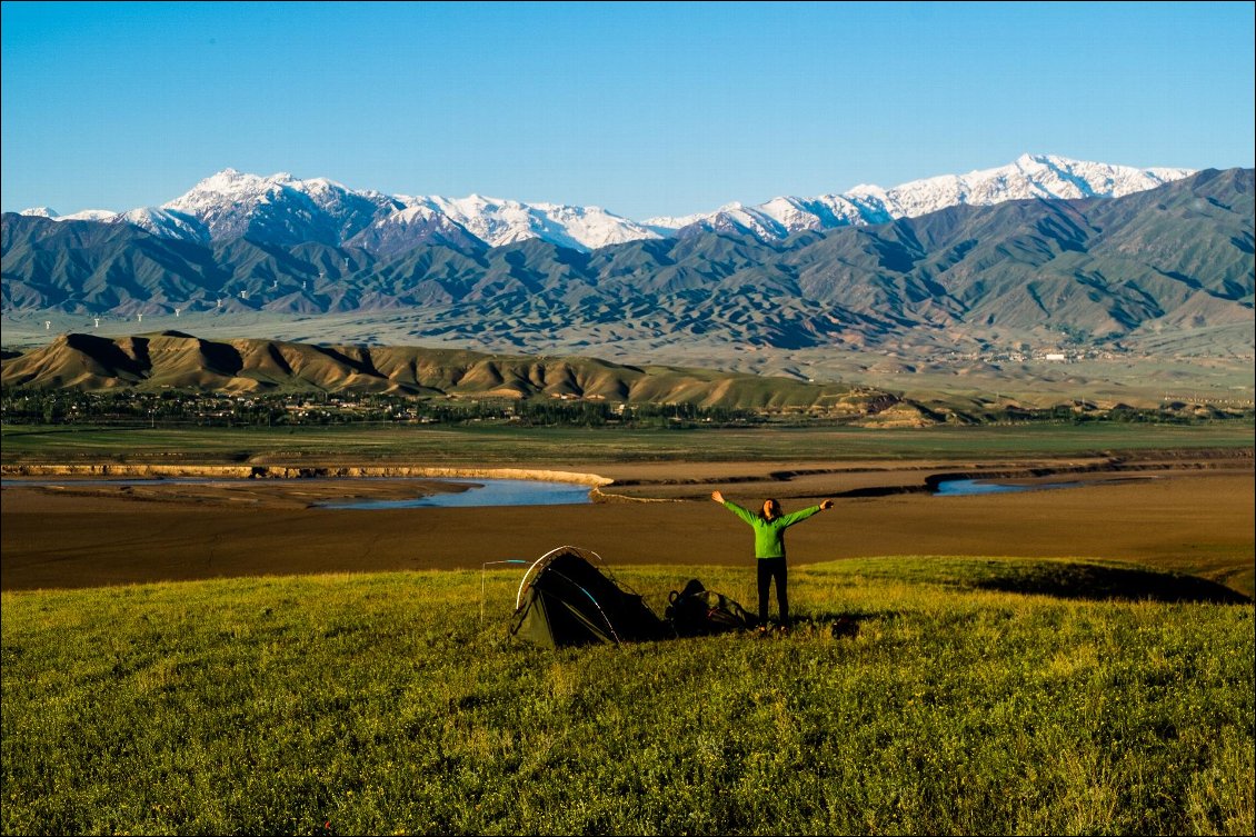 15# Yann HAMON.
Kirghizstan, avril 2016. A proximité du lac de Toktogul.
Aurélie laisse éclater sa joie après avoir essuyé le plus gros orage de nos deux ans de voyage. La pluie s'est infiltrée à l'intérieur. la tente a résisté à un arrachage en règle, on ne sait comment. 30 min d’effroi le plus total où chacun de nous s'est senti si vulnérable. En deux minutes, le temps est redevenu radieux, nous en revenons pas.