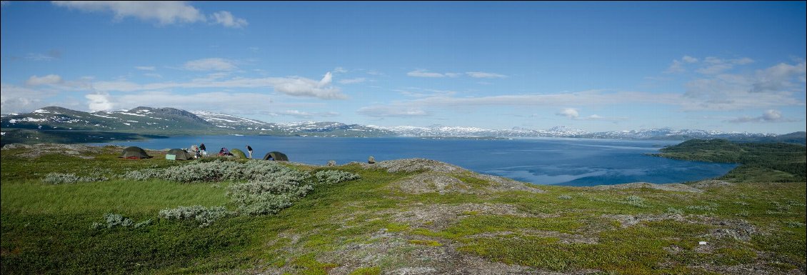 16# Isabelle LEYMARIE.
Laponie suédoise - De l'autre côté du lac, les montagnes enneigées de la Norvège.