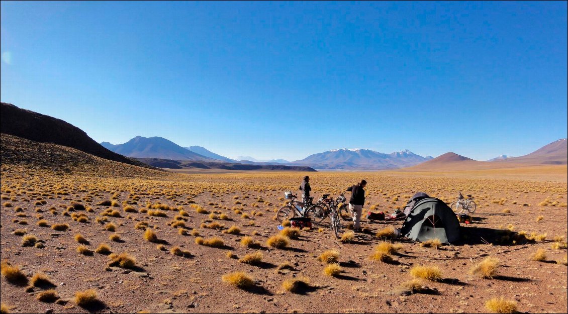 20# Marie SANSONETTI.
Désert du Sud Lipez, route des lagunes, Bolivie. Enfin le bivouac après une éprouvante journée en ligne droite, en montée et vent de face (bien sûr) dans le désert. 4700 mètres d'altitude et un froid mordant, les pâtes ont du mal à cuire mais au moins, on ne sera pas embêtés par les voisins !