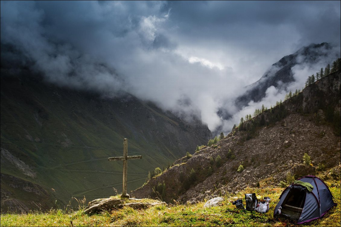 21# Michel SECHET.
Photo prise dans le col de Roselend, entre Beaufort et Bourg Saint Maurice. Lors d’une semaine de vacances, j’étais parti de Grenoble pour passer en Italie vers Suza et ensuite j’ai remonté le col du mont Cenis, les Alpes pour terminer au col de la Faucille dans le Jura.