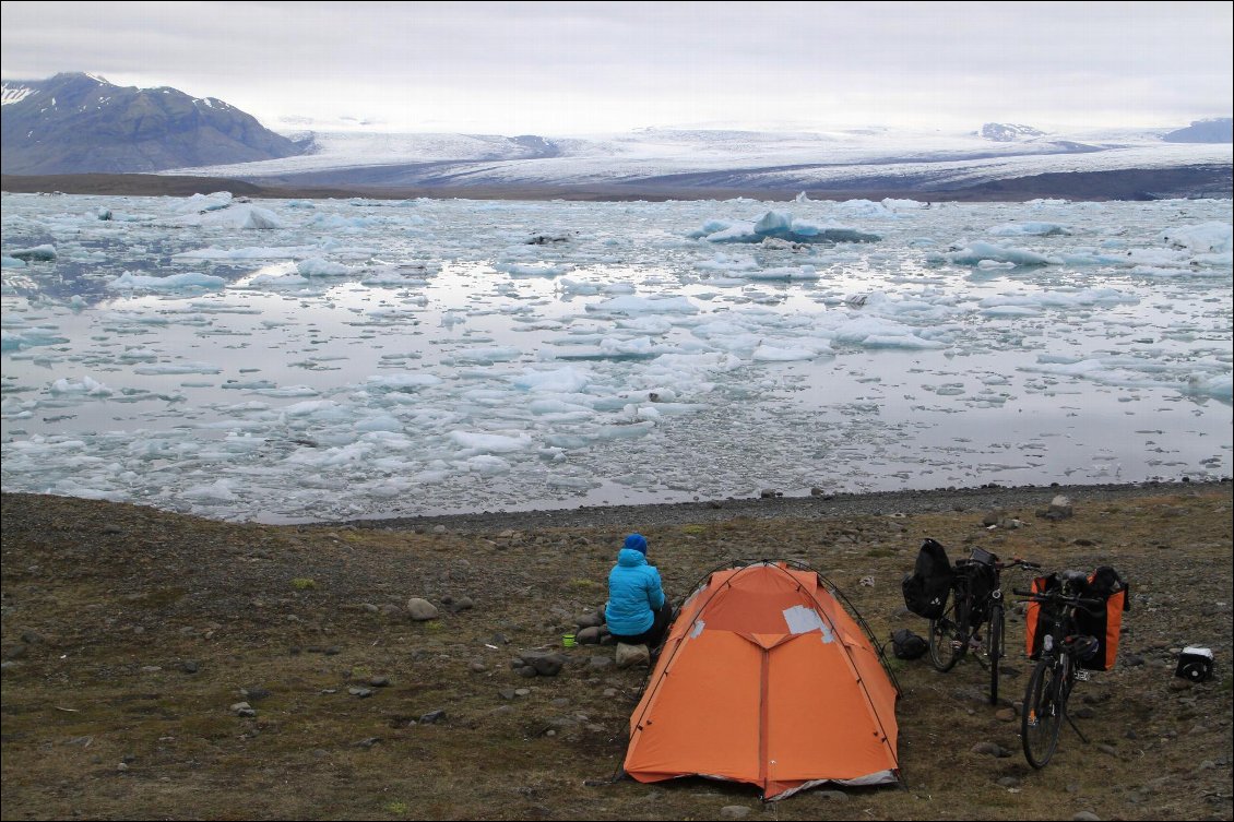 24# Philippe ERRAUD.
Islande à Jökulsárlón en juillet 2016 à 23 h lors d'une traversée nord > sud à vélo par la F 35 puis la route N°1 !