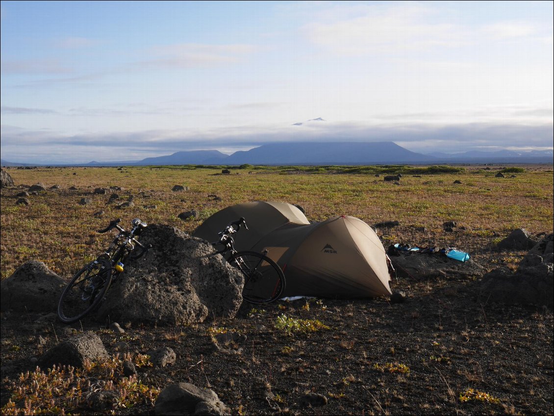 25# Les RayonMix.
Islande été 2017. Nous avions choisi de ne pas prendre la route circulaire trop touristique et trop goudronnée à notre goût. Nous avions opté pour traverser l’Île par le centre c’est-à-dire les Hautes Terres : de la nature sauvage et aride, hostile un peu quand même… nous sommes partis pour 9 jours d’autonomie complète… pas facile surtout avec la pluie et le vent, mais que du bonheur mental et physique (plutôt à la fin de la piste !)
Nous étions arrivés quasiment à la fin de ces fameuses pistes… il ne nous restait plus qu’une nuit et un jour. La pluie était toujours là et le froid avec… mais en fin d’après-midi le temps s’est levé et nous avons posé notre tente face à la « Reine des montagnes » (Heroubreio) sous un ciel dégagé… une belle récompense après ces jours de pistes !