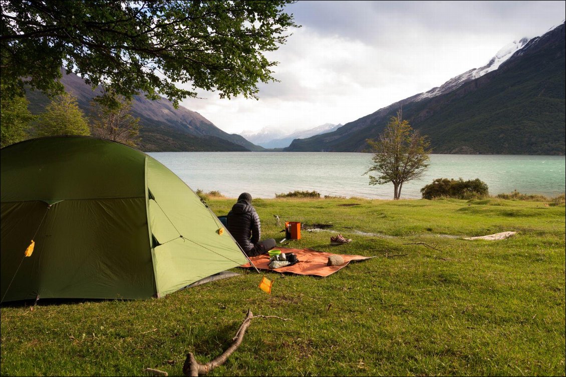 32# Pauline SCHRYVE.
Bivouac au bord du Lago del Desierto, Patagonie, Argentine. Sur le chemin des lacs pour rejoindre la Carretera Austral.