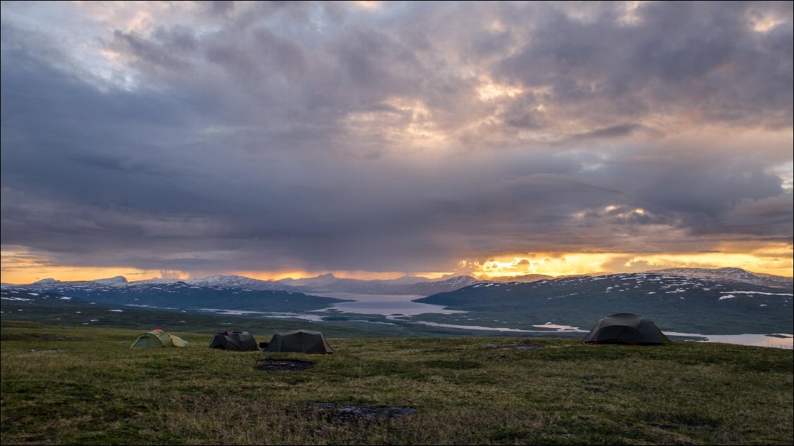 7# Isabelle LEYMARIE
Laponie suédoise.
Coucher de soleil sur le lac de Staloluokta. Cela fait 7 jours qu'on marche sans avoir croisé aucune route.