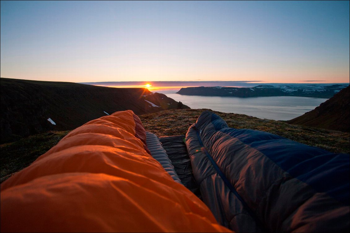 9# Geoffroy STEPHAN
Hornstrandir, Islande.
1h32 du matin, 1e nuit d'une traversée de 7 jours à travers la péninsule. A mon réveil, je découvre le soleil flottant littéralement au dessus du fjord ! Heureusement, l'appareil photo n'était pas loin et j'ai pu immortaliser les 50 nuances de lumières arctiques emplissant la baie cette nuit-là.