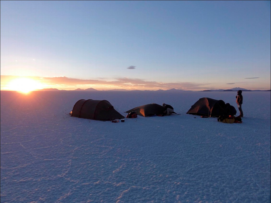 14# Marie SANSONETTI
Salar de Uyuni, Bolivie. Coucher de soleil magique avant une nuit extrêmement venteuse au milieu de cette étendue absolument plate et déserte. Le vent balaie les cristaux de sel, qui en roulant sur la croûte salée, tintent comme des milliers de carillons. Pour planter les sardines de la tente, mieux vaut ne pas oublier d'emporter un caillou avant d'entrer sur le salar !