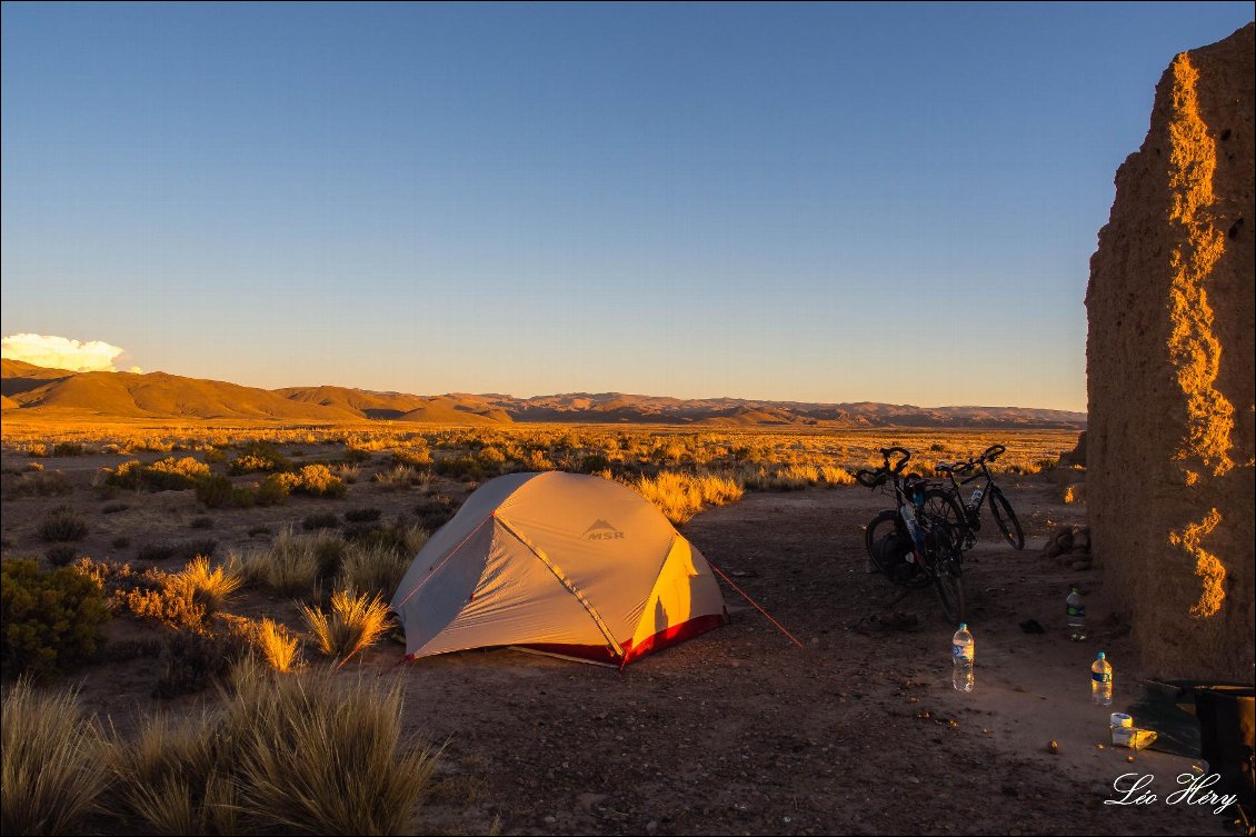 16# Léo HERY
Bivouac sur l'altiplano bolivien, à l'abri du vent derrière une maison en ruine lors d'un voyage de 6 mois à vélo en Amérique du Sud en 2017.
Voir le site de Léo vertical-horizons.