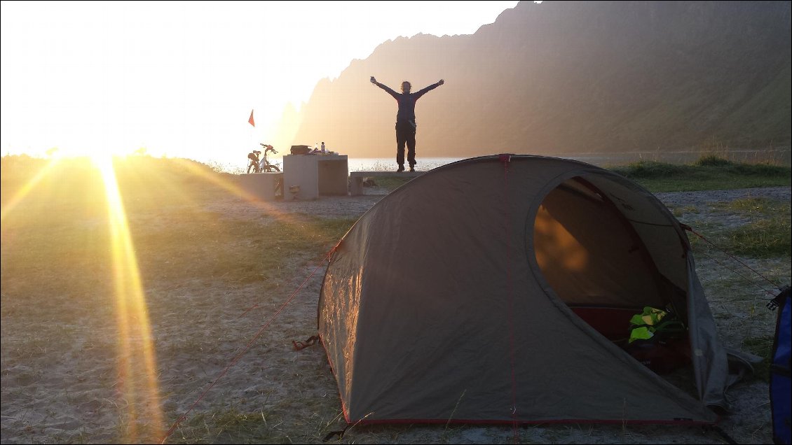 20# Isabelle BALDASSARI et Suzanne BRAKEL, 2 Bicylettes
Steinfjord, île de Senja, Norvège.
Alors que nous cherchons en vain un coin pour bivouaquer, nous rencontrons des randonneurs suisses qui nous parlent d'une plage "paradisiaque" située à une vingtaine de kilomètres. Nous y arrivons alors que le soleil frôle l'horizon avant de remonter dans le ciel.