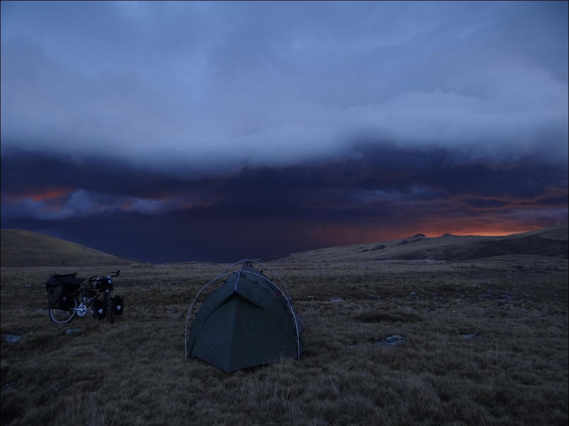 24# Adrien TISSERANT
Nuit tourmentée dans les Andes péruviennes au sud d'Ayacucho.