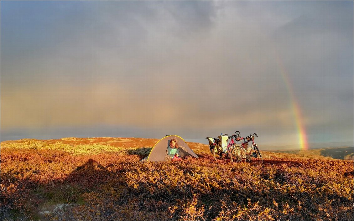 28# Thomas GAUMONT
Double rainbow, c'est aussi le nom de notre tente, photo prise des hauts-plateaux norvégiens au début de l'automne près de Gieilo.
Notre premier "long" voyage à vélo nous a amenés en Norvège en partant de Paris, c'est de loin là-bas que nous avons vu les plus beaux paysages de la route.