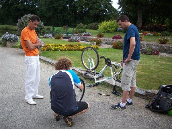 Les pneus chinois lâchent un à un ... une fois de plus on trouve un sauveur à une heure de la fermeture du magasin de vélo le plus proche, avant un week end de trois jour. 2 nouveaux pneus et c'est reparti.