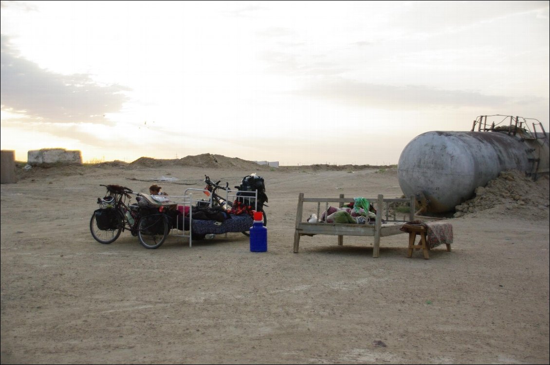 #5 Christel LAMY
Pas forcement besoin de tente pour un bivouac au Turkmenistan, ou quand l'habitant nous offre l'hospitalité. (Juillet 2014)