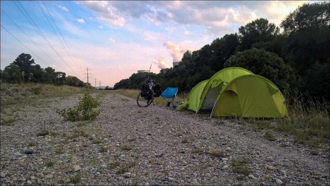 9# Mathieu PERSONNE
Bivouac improvisé à proximité d'une centrale nucléaire sur la Via Rhona.