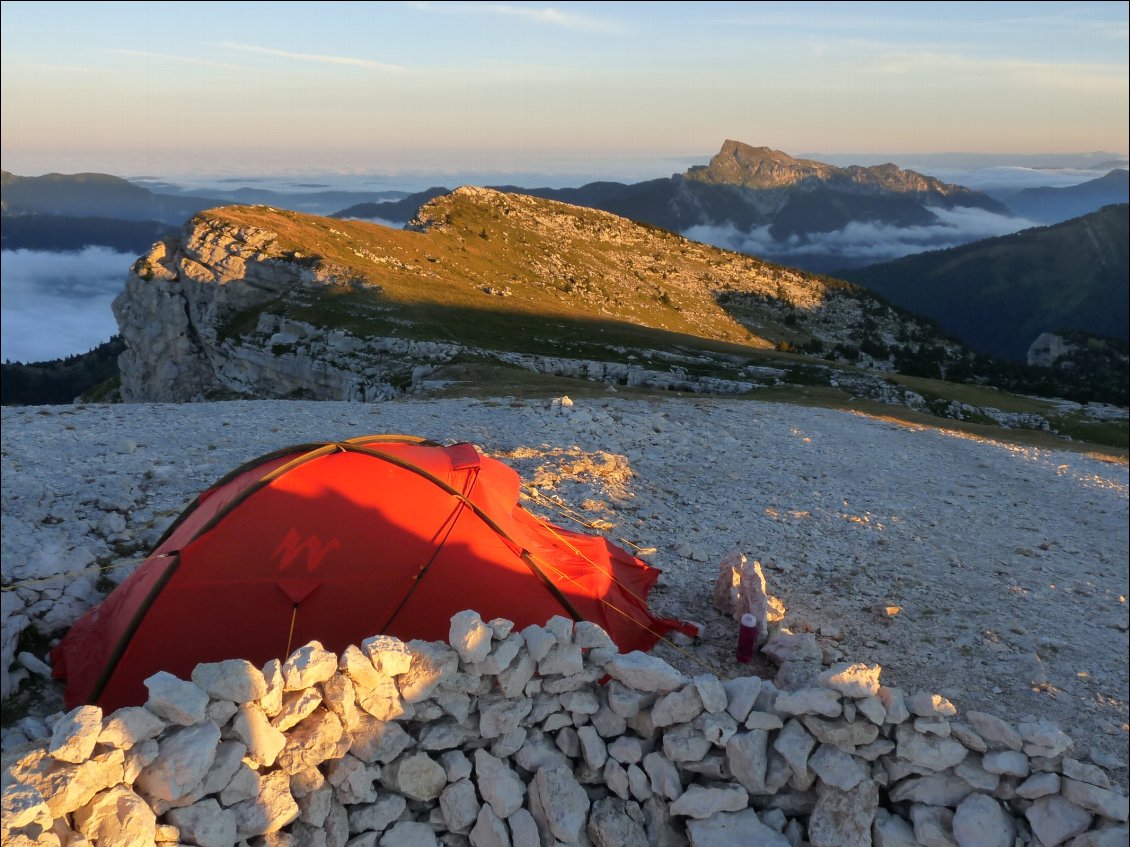 7# Camille GIRAULT.
Bivouac au sommet de la Dent de Crolles (Isère), durant la Coupe Icare de septembre 2013. Beaucoup de vent, les parapentistes-randonneurs-bivouaqueurs ne sont pas au rendez-vous. Le lendemain nous redescendons avec les ailes à pied, mais quelle nuit inoubliable !