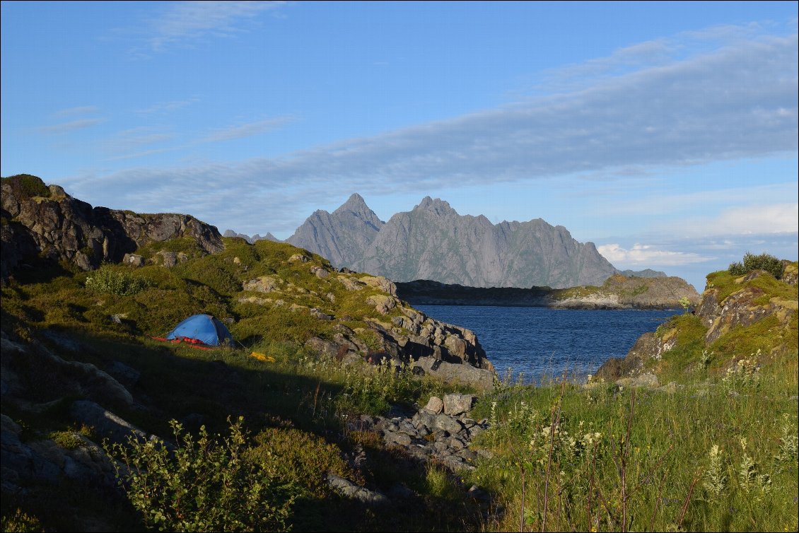 19# A toi de ramer.
Lofoten, Norvège - Été 2017.
Pour le bivouac nous avons porté le bateau sur l'île, entre les rochers, pour éviter de l'abimer lors de la marée descendante (kayak Nautiraid en toile). Le vent nous a tenu compagnie, dans ce beau cadre naturel.