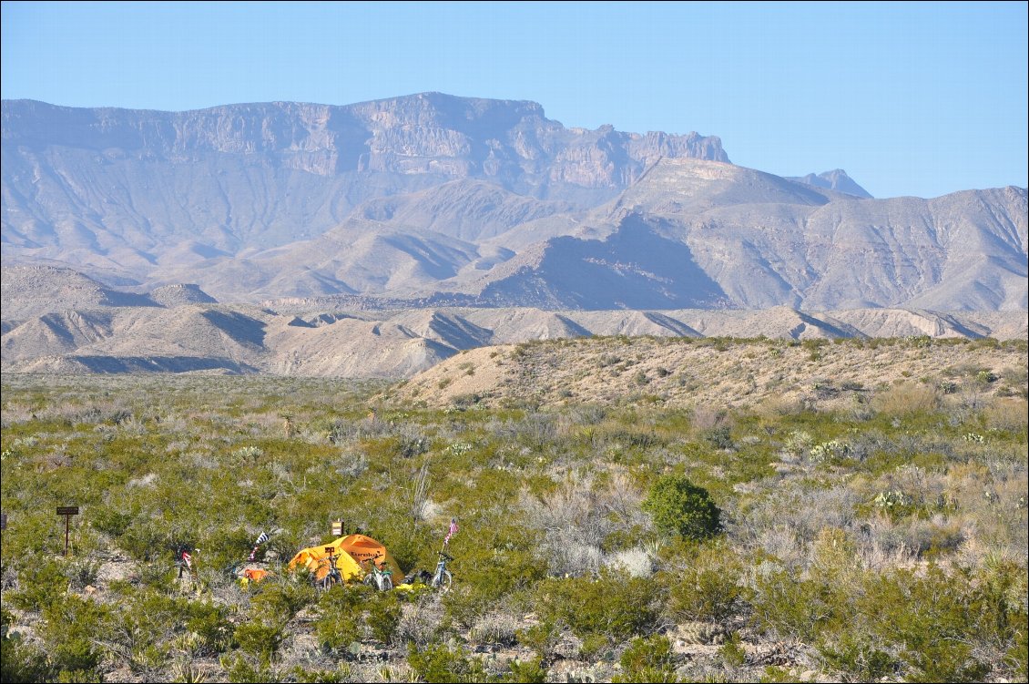 21# Famille FAILLARD.
Parc national de Big Bend, (Texas) à la frontière entre le Texas et le Mexique (le fleuve est le Rio Grande) - Décembre 2013.
Nous faisions le tour du parc sur 15 jours à vélo... Quasiment personne sur les pistes. Une ambiance fantastique !